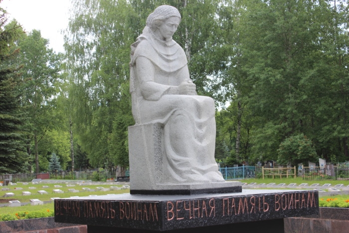 Памятник скорбящая. Иваново Балино Скорбящая мать. Мемориал в Балино Иваново. Кладбище Балино Иваново. Скульптура Скорбящая мать Иваново.