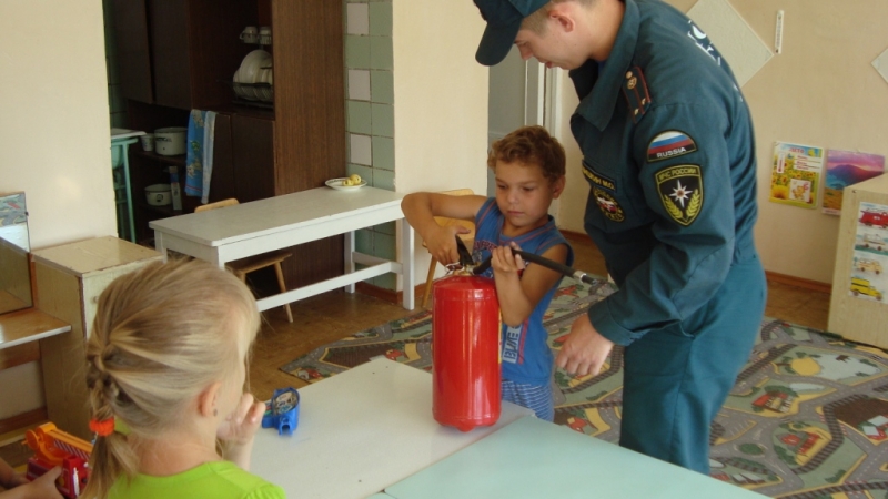 Развлечение по пожарной безопасности. Развлечение с детьми пожарная безопасность-. Занятие пожарный для малышей. Развлечения по пожарной безопасности в детском саду. Занятие с детьми в пожарной части.