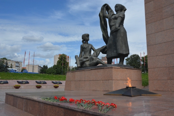 Город герой иваново. Памятник труженикам тыла Иваново. Памятник фронту и тылу в Иваново. Иваново памятника труженикам фронта и тыла. Памятник в Иваново трудовой доблести.