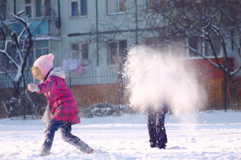 Прощание со снегом. Дети играют в снегу. Зима дети во дворе. Игра в снежки. Дети играют зимой.